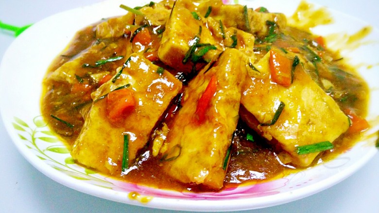 糖醋豆腐,吃的时候不要一口一个,先咬一半再沾点汁再吃另一半,这样吃很下饭哦!
