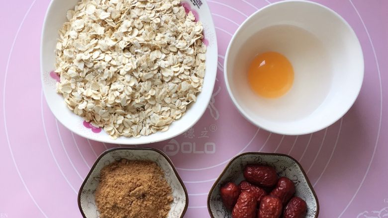 红枣燕麦饼干#家有烤箱#,准备好所需食材:燕麦我选的是即食<a style='color:red;display:inline-block;' href='/shicai/ 501'>燕麦片</a>。