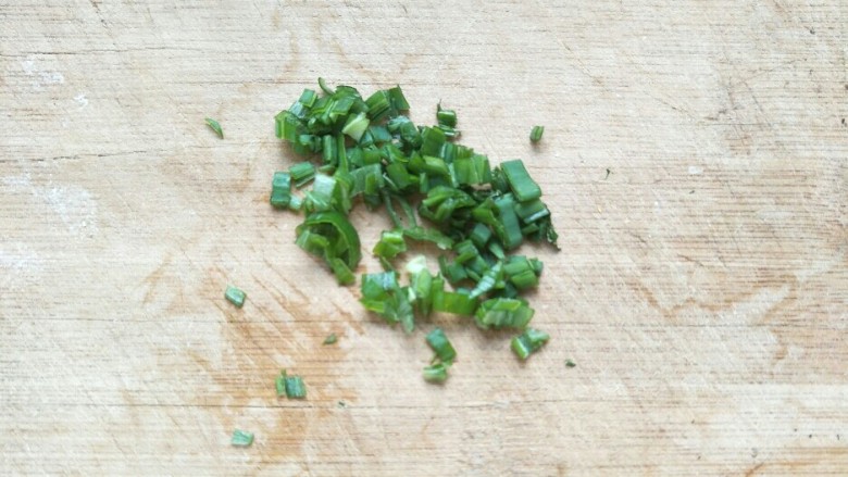 海参蒸蛋,这个时候就可以把葱花切好,用葱叶更好。