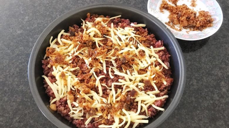 #家有烤箱#虾仁焗烤米饭,再将干培根加进来,