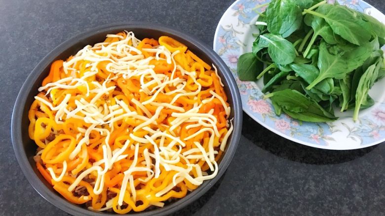 #家有烤箱#虾仁焗烤米饭,在甜椒上面,撒上少许马苏里拉芝士,