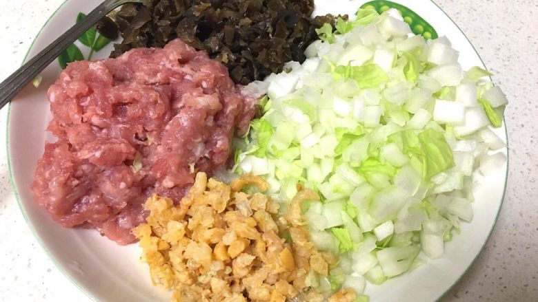 翡翠白玉猪肉卷,肉用搅肉机打成肉泥,木耳切碎,虾米切碎,<a style='color:red;display:inline-block;' href='/shicai/ 80325'>白菜叶</a>把帮子切下并切碎