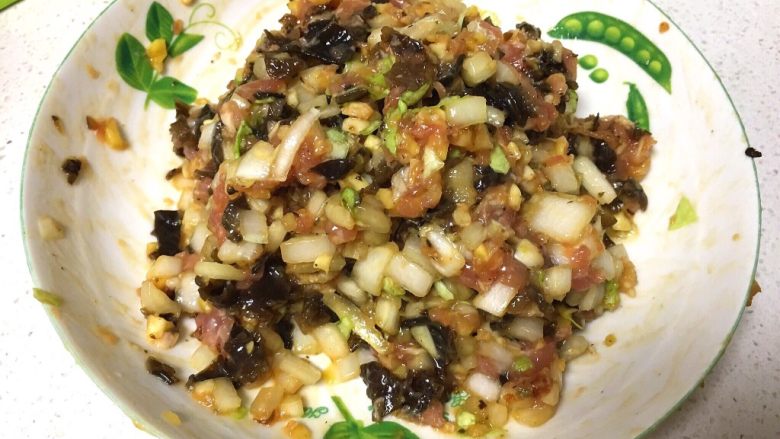 翡翠白玉猪肉卷,把所有调料拌匀,腌制馅料15-20分钟左右