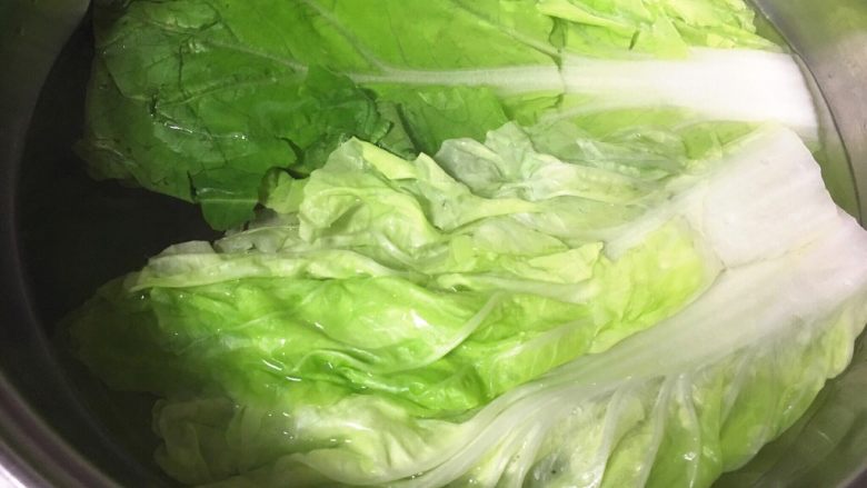 翡翠白玉猪肉卷,烧一锅水,加入2滴食用油,把白菜叶放进去过水