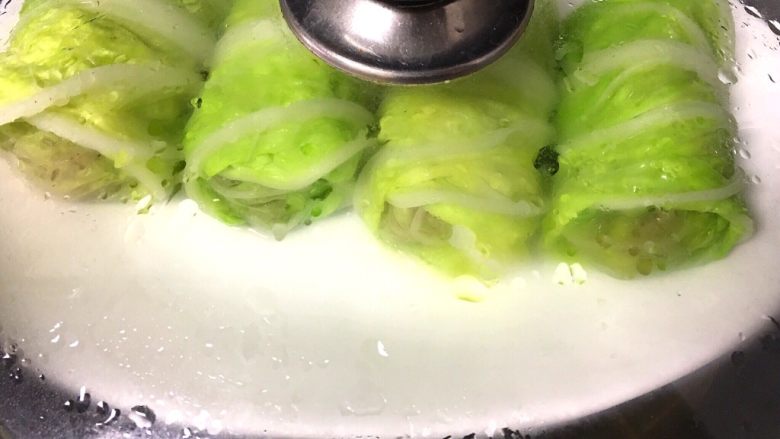 翡翠白玉猪肉卷,蒸锅里加水,把白菜卷放入,蒸20分钟左右