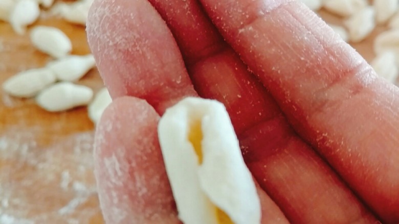 烩麻食,面板上搓好的麻食!