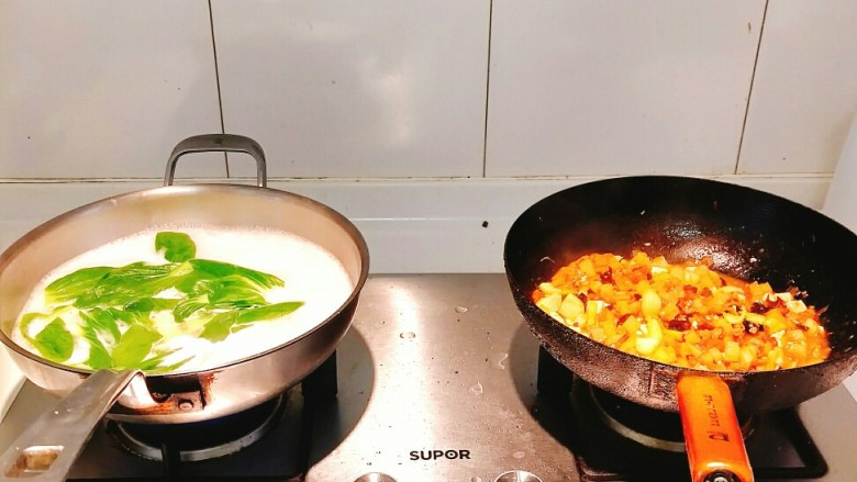 烩麻食,菜熟关火，另起一锅煮麻食！