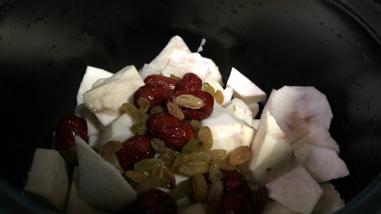 健康美味红薯绿豆大枣粥,<a style='color:red;display:inline-block;' href='/shicai/ 603'>葡萄干</a>洗干净后,也加入里面,当然了,这个按自己喜好,添加的哦!
