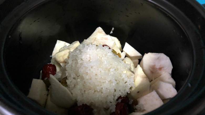 健康美味红薯绿豆大枣粥,这时,把洗净的<a style='color:red;display:inline-block;' href='/shicai/ 492'>大米</a>,也放砂锅里。