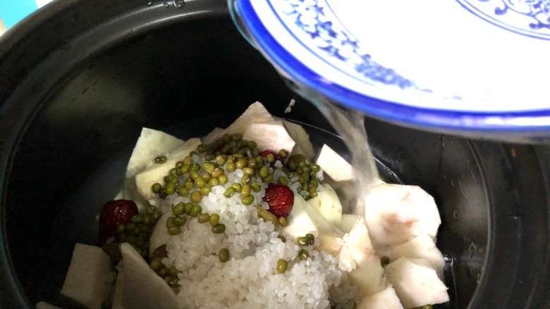 健康美味红薯绿豆大枣粥,这个时候,可以加水了,喜欢浓稠的,少加些水,喜欢稀饭的,多加些水。