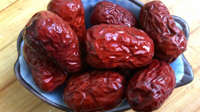 健康美味红薯绿豆大枣粥,在拿写大<a style='color:red;display:inline-block;' href='/shicai/ 2470'>红枣</a>,清水冲洗几遍,洗干净。