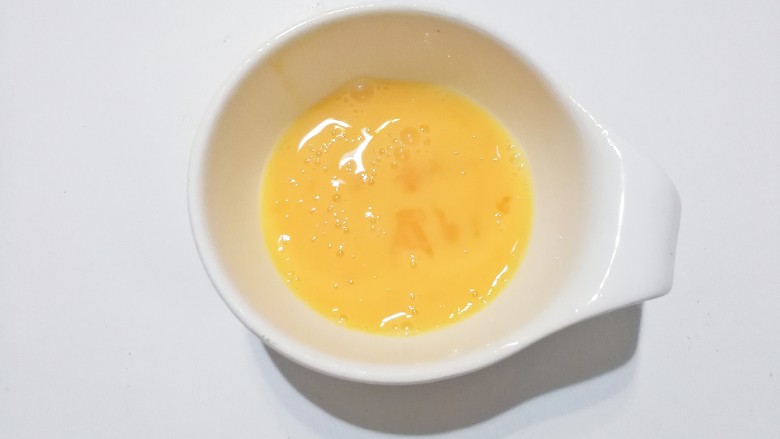 蘑菇饼干,<a style='color:red;display:inline-block;' href='/shicai/ 9'>鸡蛋</a>一个打散备用;(带壳重56克)