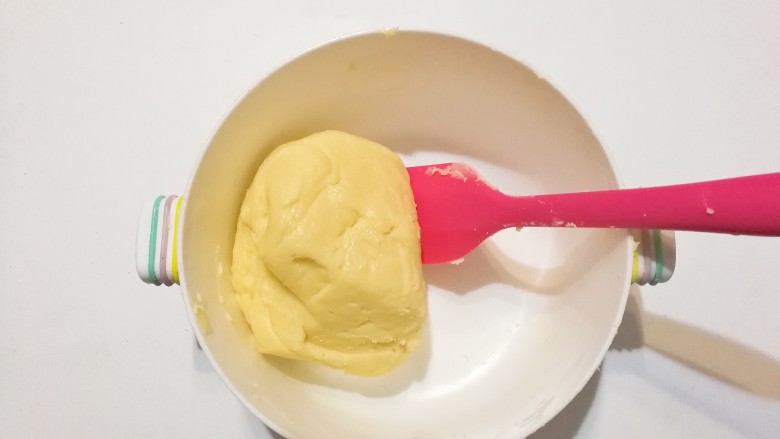 蘑菇饼干,用刮刀把面粉翻拌成团;