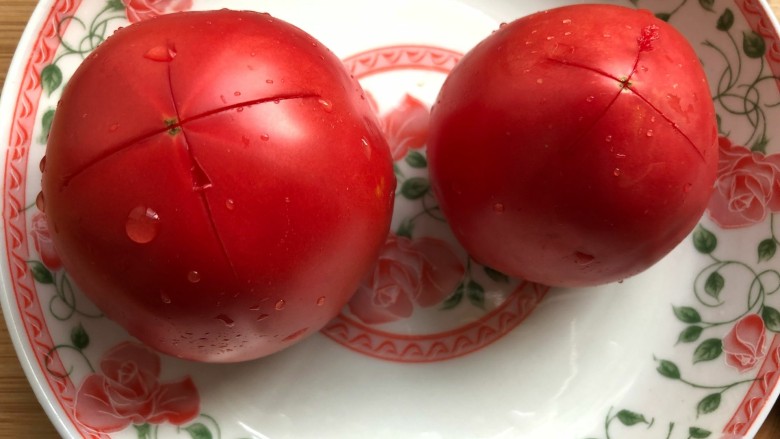 汤汁西红柿炒鸡蛋,<a style='color:red;display:inline-block;' href='/shicai/ 3551'>西红柿</a>洗净,顶部,十字轻轻划开。