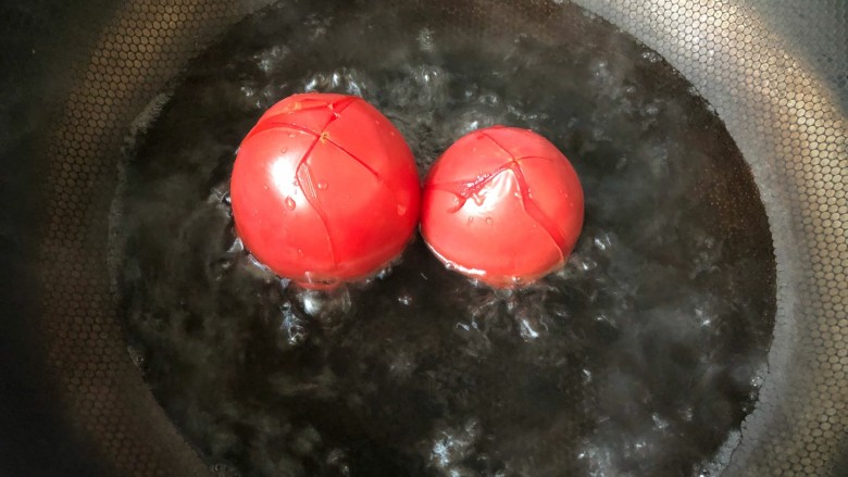 汤汁西红柿炒鸡蛋,水开,下入,西红柿,可以用勺子,往西红柿顶部,浇点热水,使其更迅速脱皮。