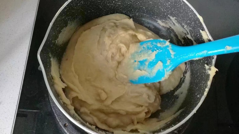 焦糖栗子馅铜锣烧,倒入栗子蓉中小火慢慢翻炒，炒至能抱团后关火盛出；