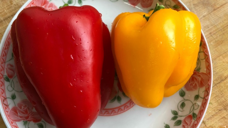 麻辣凉拌豆干,准备好<a style='color:red;display:inline-block;' href='/shicai/ 3554'>彩椒</a>,洗净,搭配个颜色。