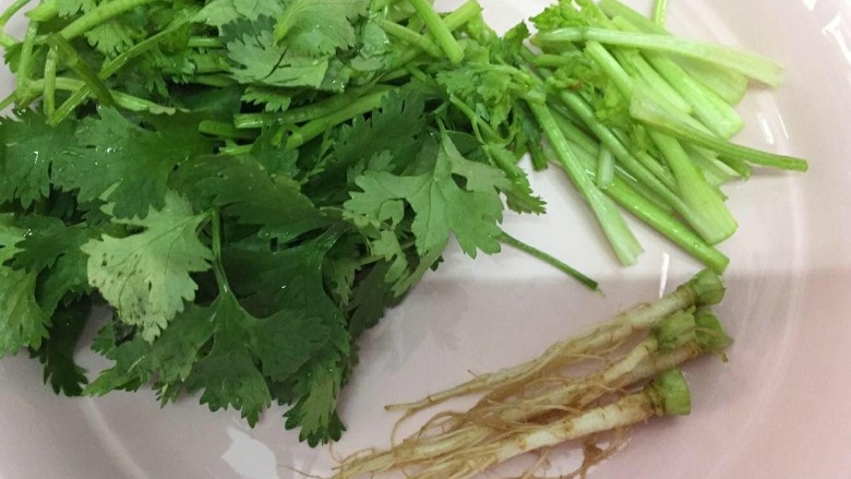麻辣凉拌豆干,香菜洗干净后,切段,最后做点缀。