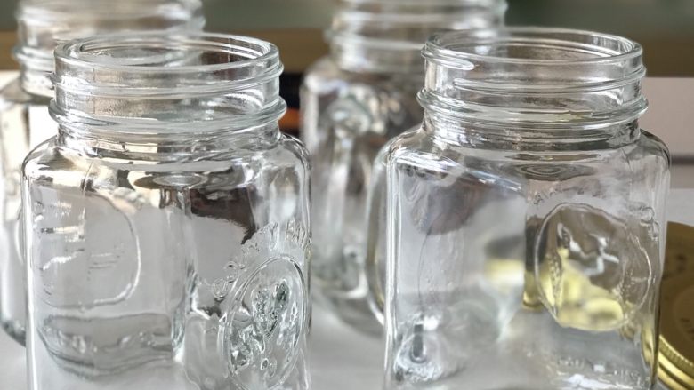 橘子罐头,拿出高温消毒之后的罐子(高温消毒有好几种方式:1⃣️开水煮罐子2⃣️倒扣蒸馏法3⃣️ 消毒机消毒)