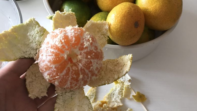 橘子罐头,食材处理: 橘子剥去外皮