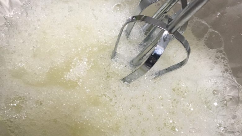 菠菜坚果蛋糕,加入三分之一的糖,继续打发