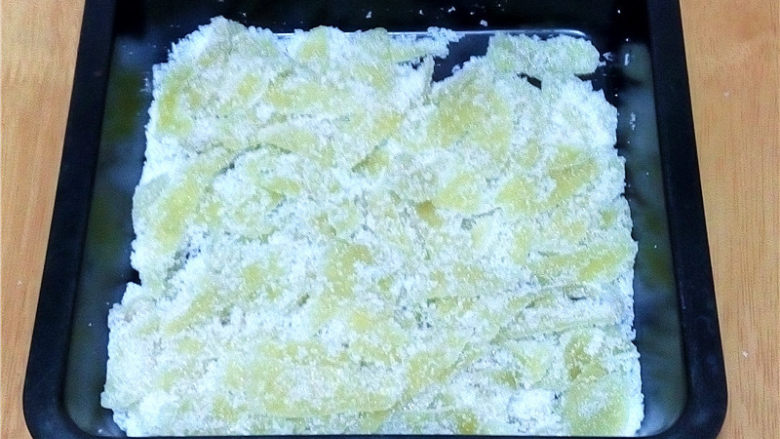 柚皮糖,拿着烤盘晃一晃,看到没粘均匀的,就拿烤盘上的糖撒一下