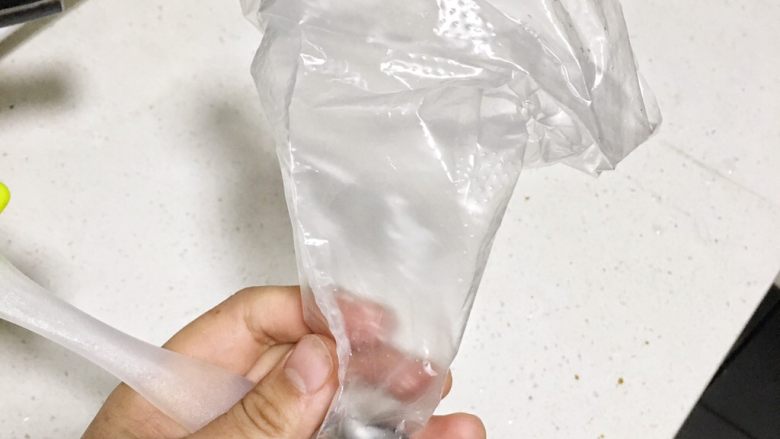 菠菜坚果蛋糕,拿出裱花袋剪个口子,放入花嘴
