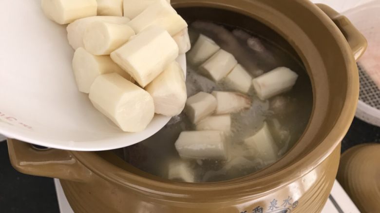 刺龟皮鸡爪龙骨汤,出锅前半小时,加入去皮的山药段,再煮20或30分钟就可以了,最后加点盐调味