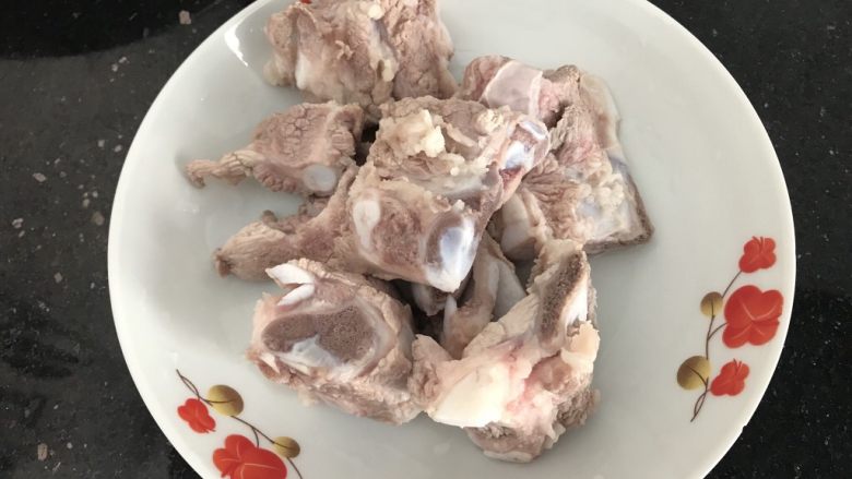 刺龟皮鸡爪龙骨汤,然后飞水处理,去除杂质和异味