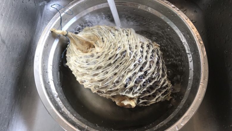 刺龟皮鸡爪龙骨汤,刺龟皮冲洗2下泡水软化
这是一种鱼的皮,满身都是刺,但营养价值丰富,还有一定的药用价值