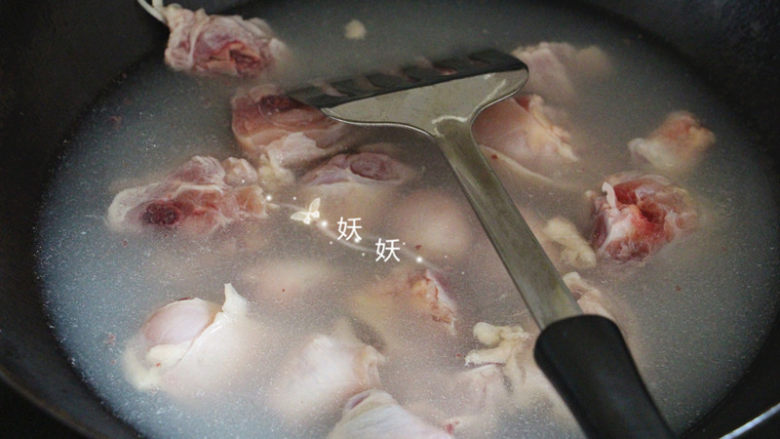 照烧鸡腿煲,冷水入锅,水开后就关火,不要等水烧开再下鸡腿进去烫,冷水能慢慢将鸡腿中的血水激出来。鸡腿捞出来用常温水冲洗干净,沥干水分。