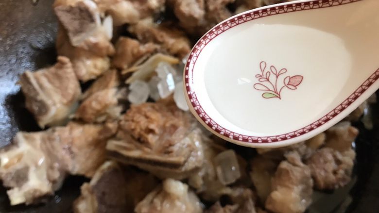 糖醋排骨,加入白醋