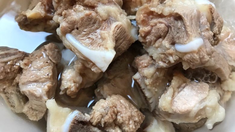 糖醋排骨,焯水后的排骨用水清洗干净