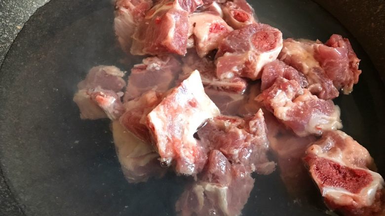 糖醋排骨,冷水下锅，将排骨焯水