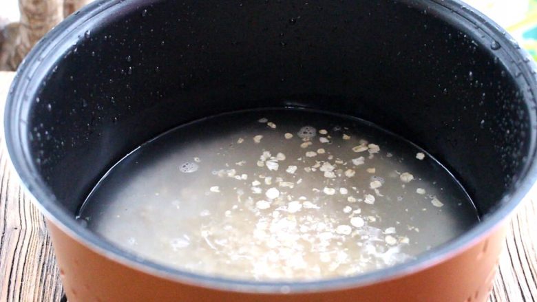 燕麦南瓜饭,放入电饭锅,再放入燕麦