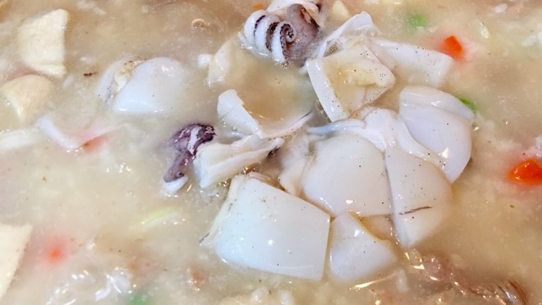 鮑魚干貝粥,步驟6的花枝塊放入