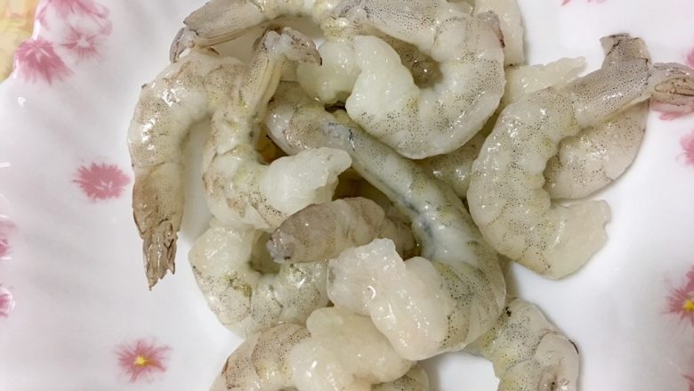 鮑魚干貝粥,將蝦子剝殼去頭,取蝦仁備用