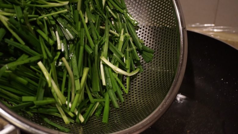 韭肉盆友,空锅内倒入韭菜(这里没有加食用油,煎肉有留着)
