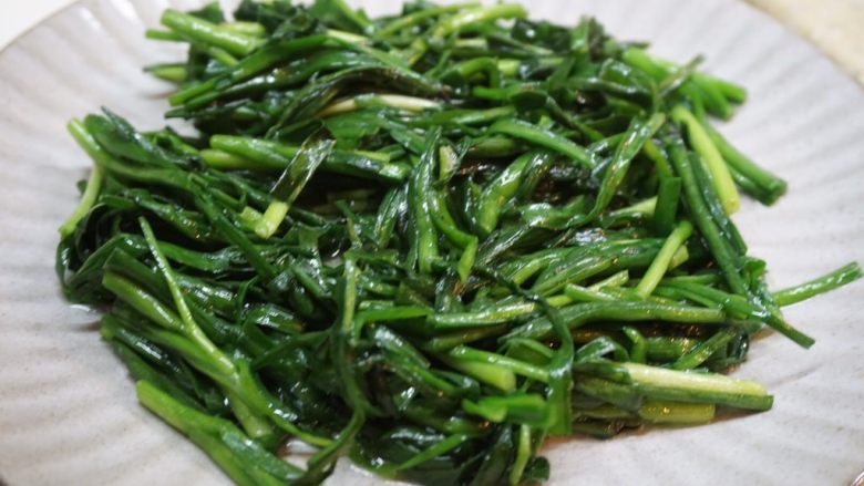 韭肉盆友,韭菜起锅铺在盘子里(不要将汤汁一起倒入)