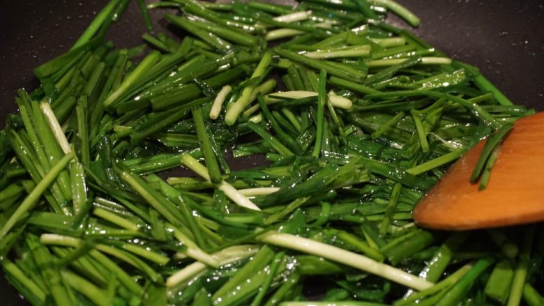 韭肉盆友,翻炒一小会