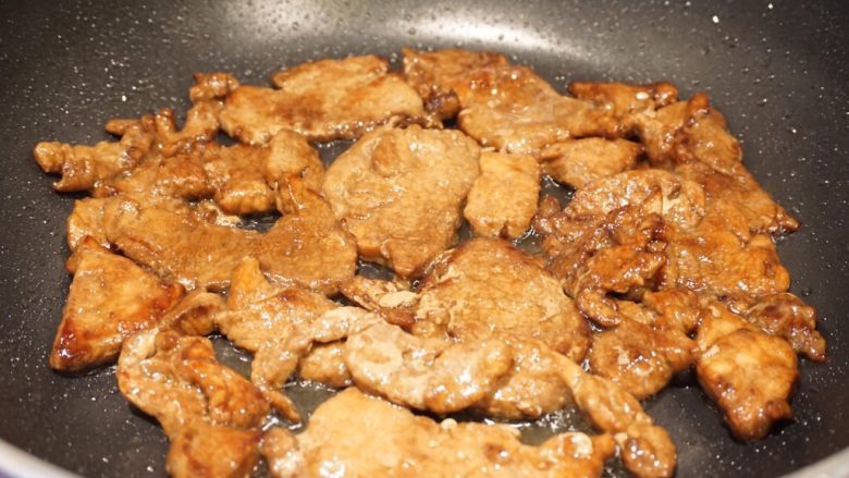 韭肉盆友,加入肉片,滚至汤汁收干后起锅(1-2分钟)