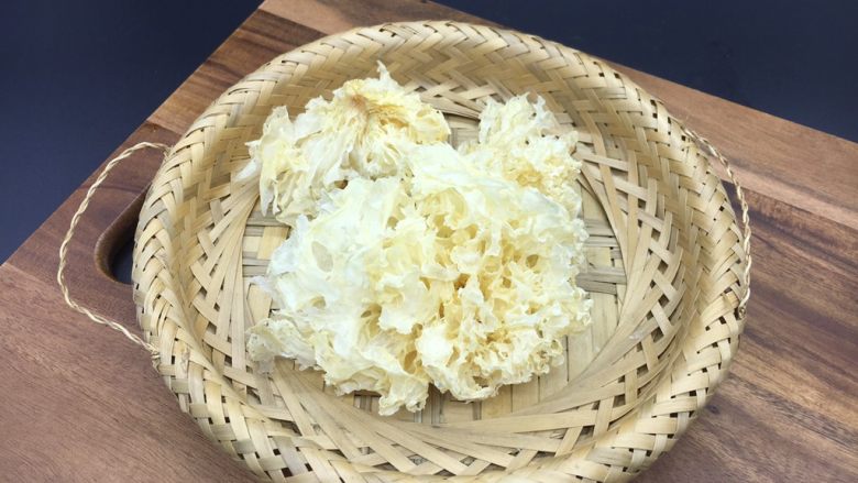 冰糖银耳雪梨粥,主要食材:<a style='color:red;display:inline-block;' href='/shicai/ 232'>银耳</a>