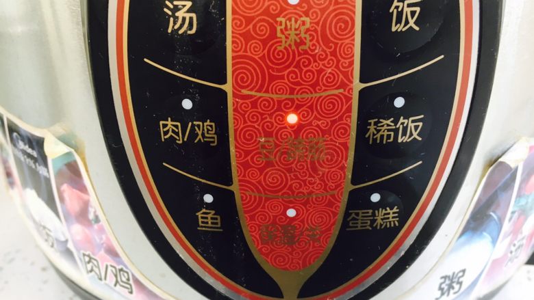 冰糖银耳雪梨粥,把盛有银耳的电压力锅内胆放入电压力锅里,盖好锅盖儿,按“牛蹄筋”档开始工作,这档工作时间是上气后工作30分钟,然后自动停止工作。工作结束后要等自然放气,这期间银耳处于焖的状态,还能继续加速银耳分解胶质。