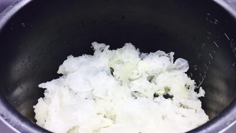 冰糖银耳雪梨粥,摘去银耳的老根,把银耳撕成小朵。