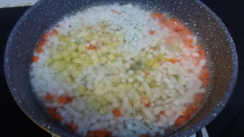 辅食：虾仁咖喱饭,先把洋葱，土豆，胡萝卜放入锅中加水煮。