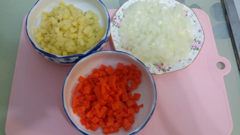 辅食：虾仁咖喱饭,把<a style='color:red;display:inline-block;' href='/shicai/ 23'>土豆</a>，<a style='color:red;display:inline-block;' href='/shicai/ 29'>洋葱</a>，<a style='color:red;display:inline-block;' href='/shicai/ 25'>胡萝卜</a>切成小块。