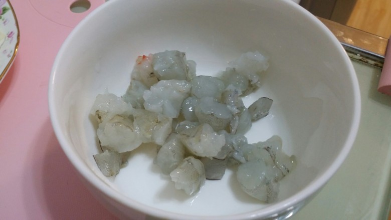 辅食：虾仁咖喱饭,<a style='color:red;display:inline-block;' href='/shicai/ 300'>虾</a>去上下<a style='color:red;display:inline-block;' href='/shicai/ 300'>虾</a>线，切成小块。