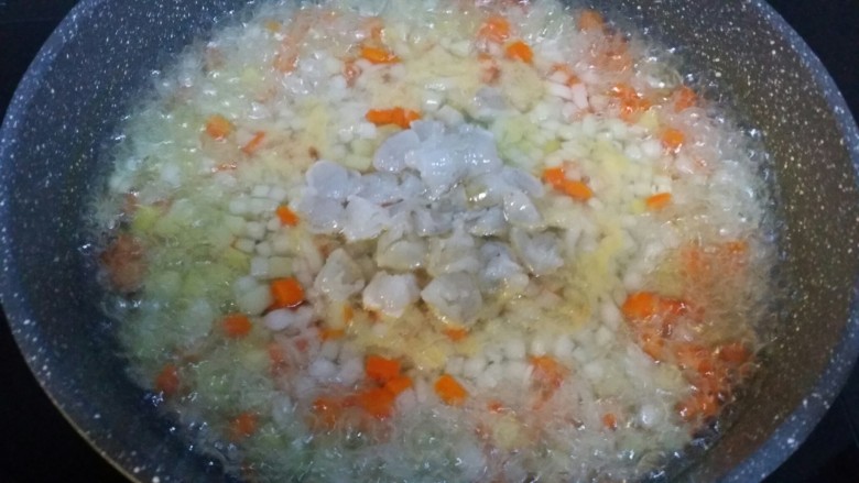 辅食：虾仁咖喱饭,前后再加入虾段。