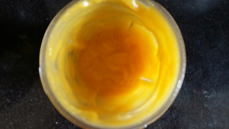 南瓜馒头,启动料理机打成细腻的南瓜泥,南瓜水分大,打成泥的时候完全不用加水。