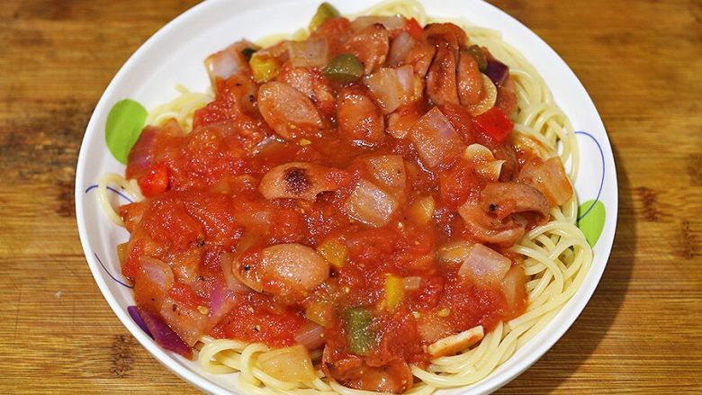 芝香法兰克福肠焗意面,把法兰克福肠倒在意面上。